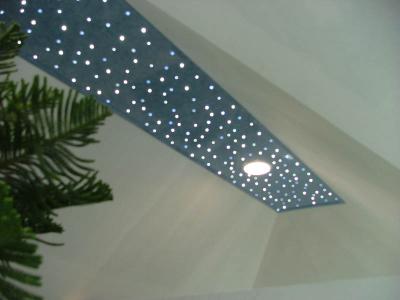 LEDes csillagos égbolt spotokkal kék alapon tetőtérben