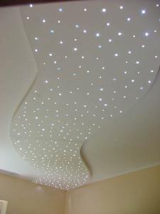 LEDes csillagos égbolt hullám vonalú faltól falig kialakításban, hálószobában
